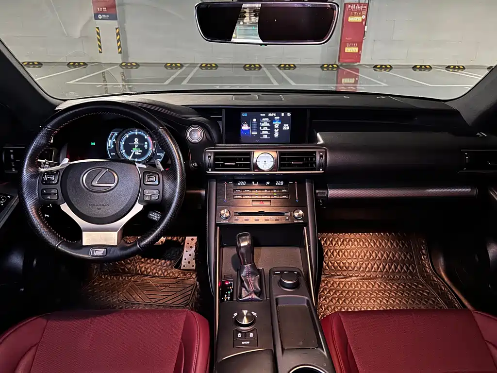 Lexus IS 2018 — фото 11