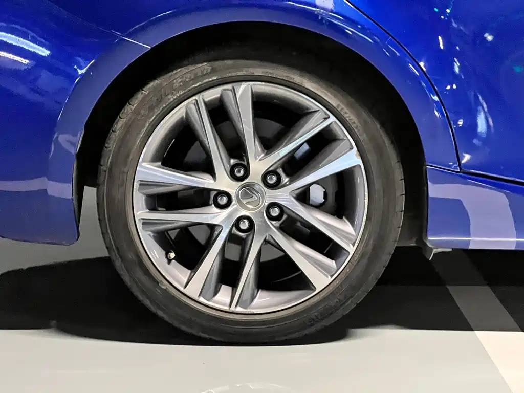 Lexus IS 2018 — фото 18