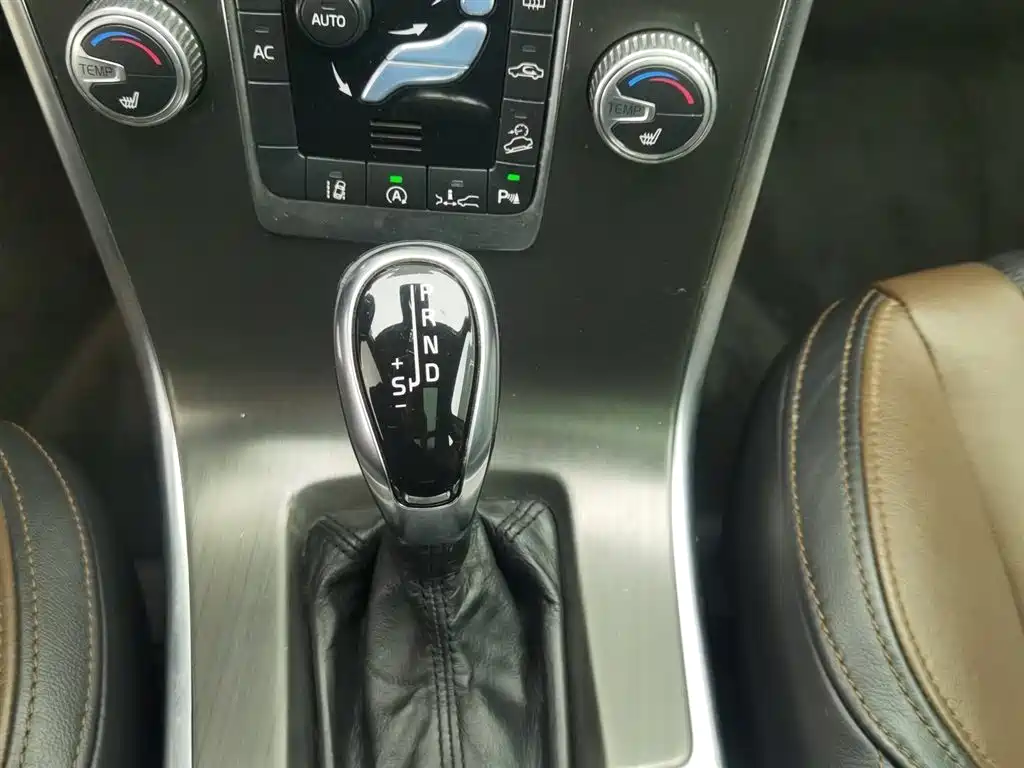 Volvo XC60 2015 — фото 13