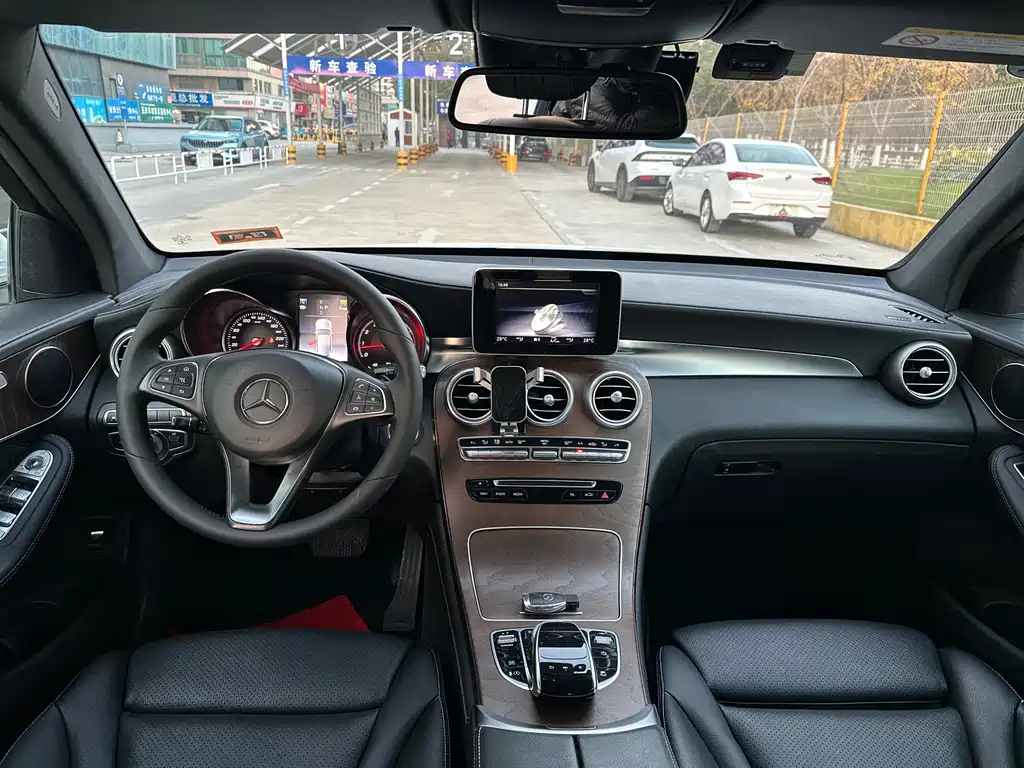 Mercedes-Benz GLC 2017 — фото 13
