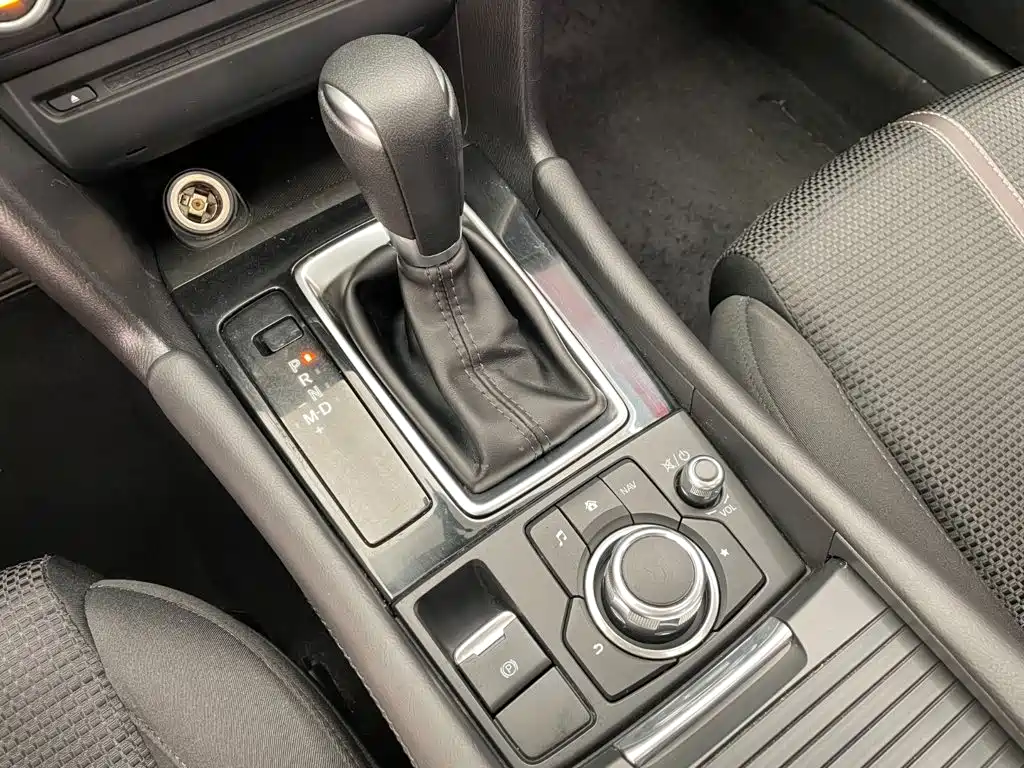 Mazda 3 Axela 2019 — фото 10