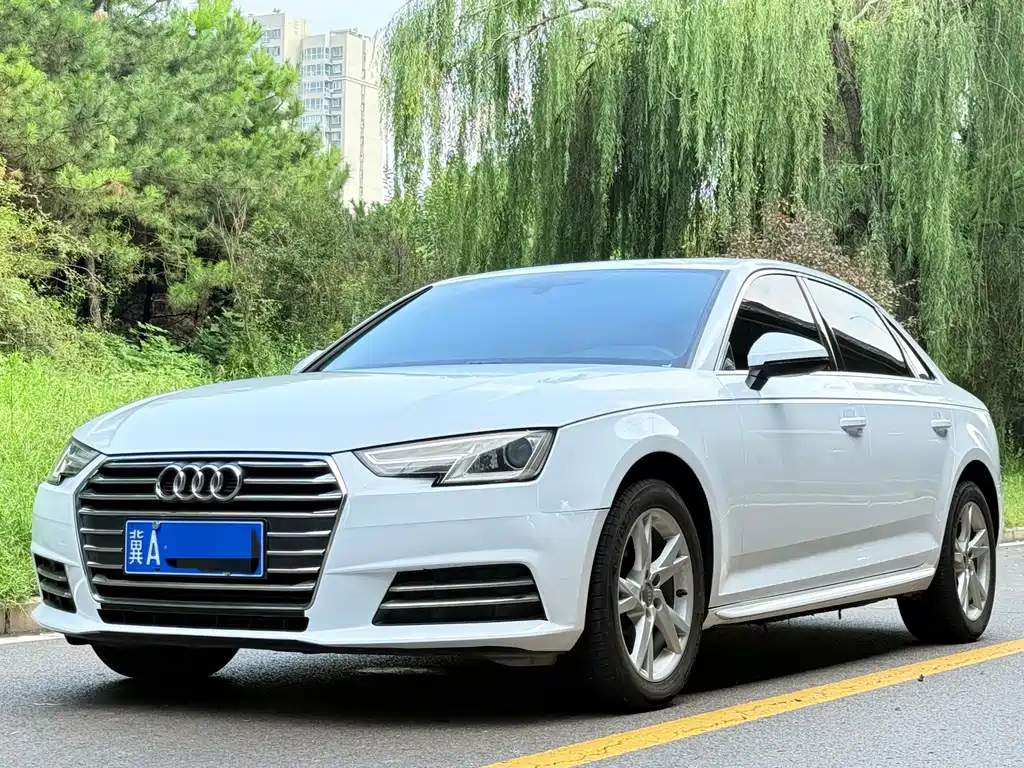 Audi A4L 2017 — фото 1