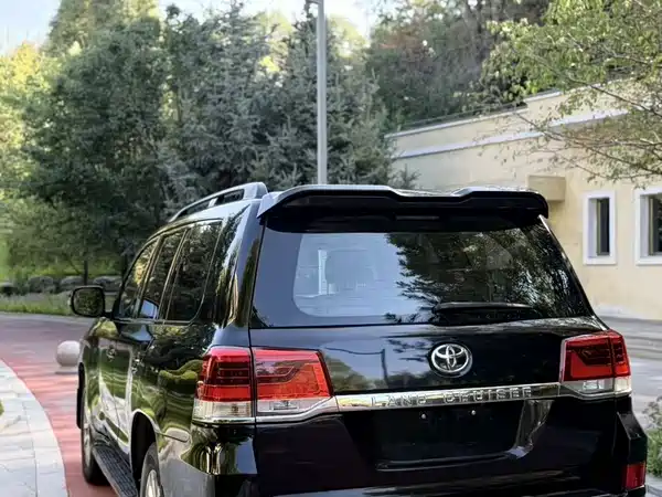Toyota Land Cruiser 2011
