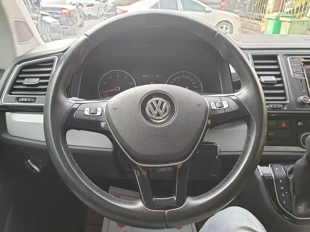 Volkswagen Multivan 2017 — фото 4