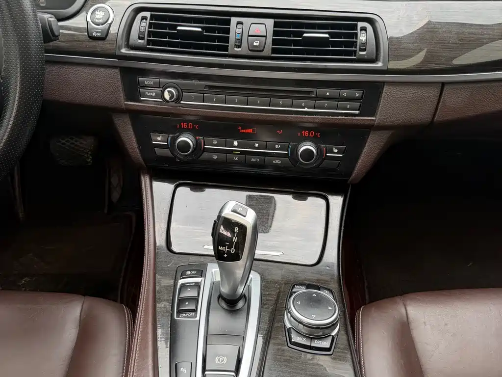 BMW 5 Series 2015 — фото 12