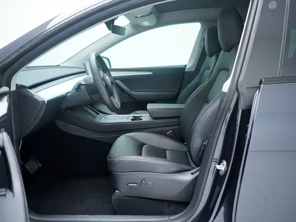 Tesla Model Y 2025