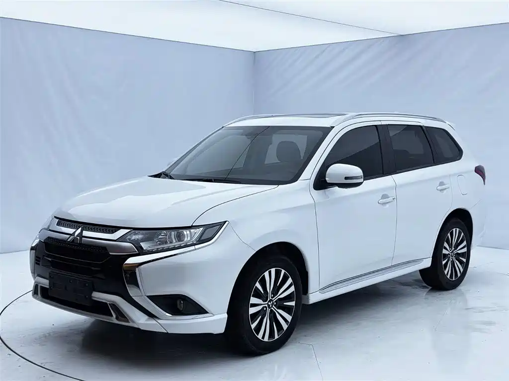 Mitsubishi Outlander 2021 — фото 1