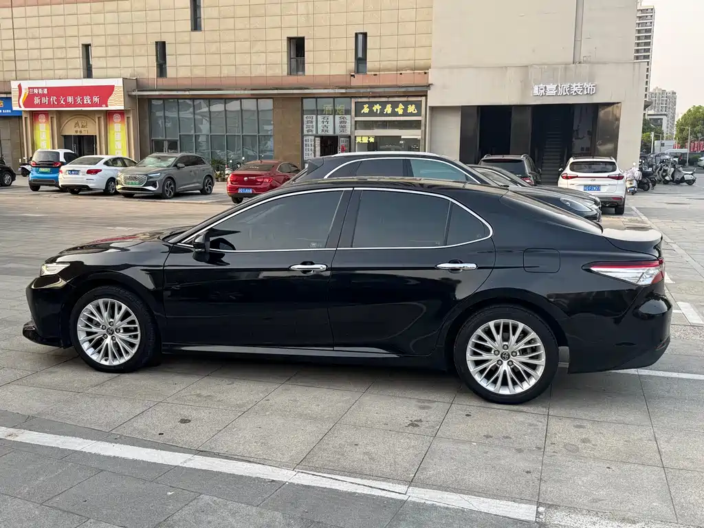 Toyota Camry 2018 — фото 3