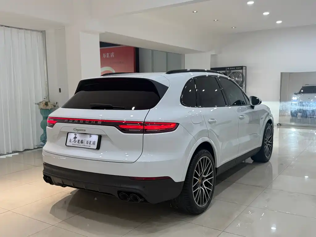 Porsche Cayenne Hybrid 2022 — фото 17