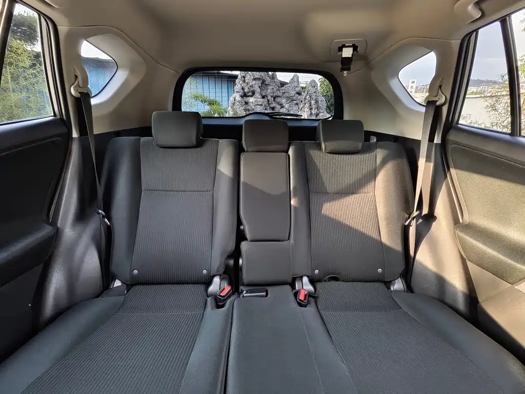 Toyota RAV4 2017 — фото 19