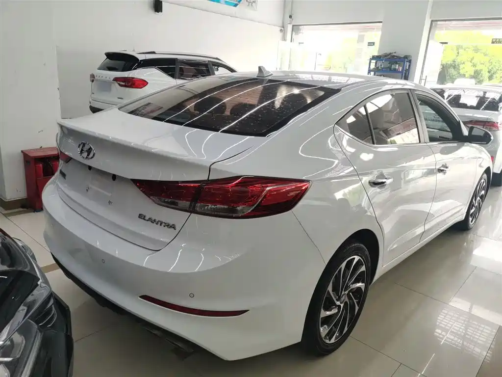 Hyundai Elantra 2019 — фото 5