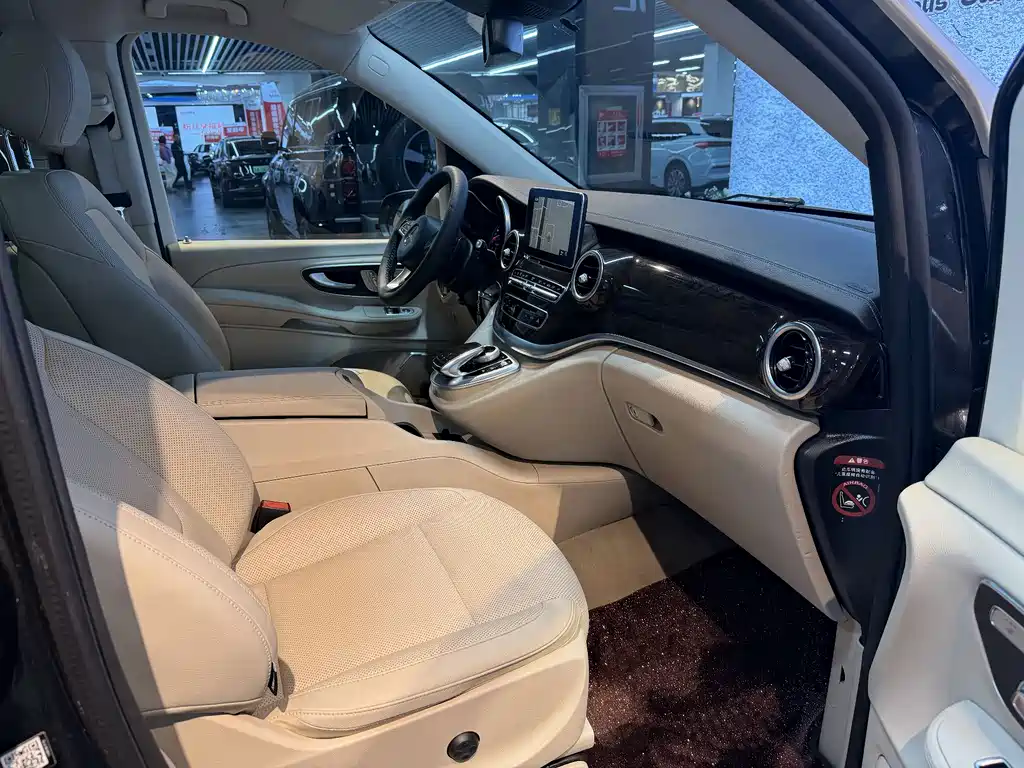 Mercedes-Benz V-Class 2017 — фото 17