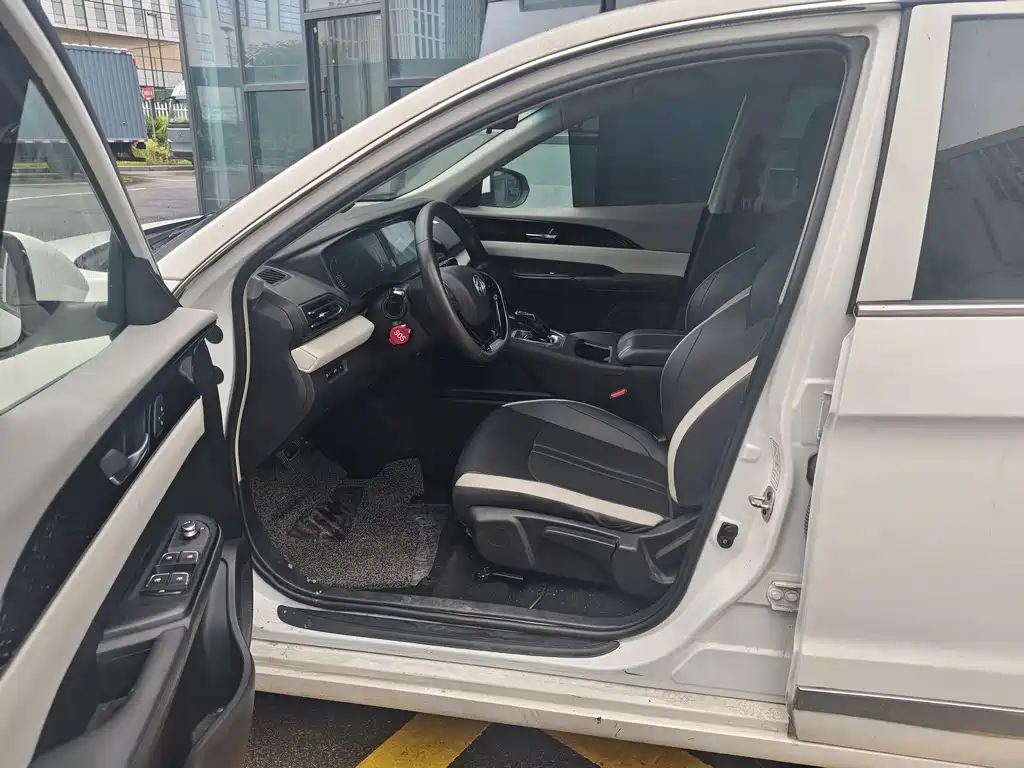 Dongfeng E70 2022