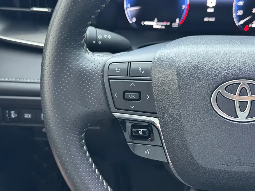 Toyota Camry 2025 — фото 11