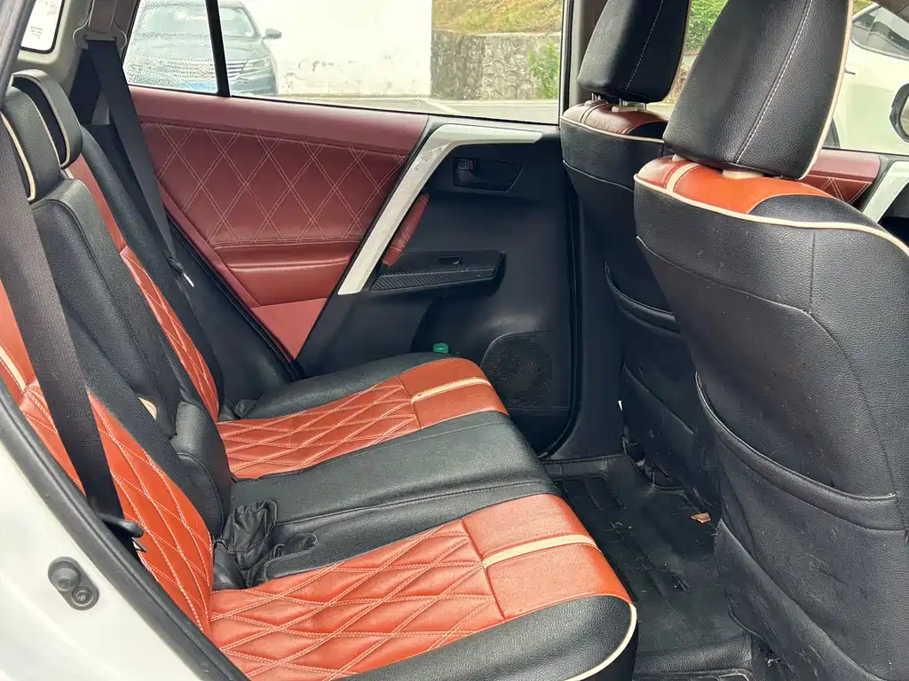 Toyota RAV4 2015 — фото 11