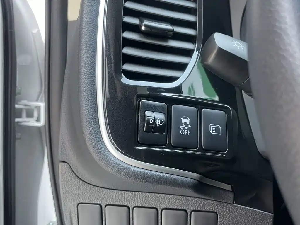 Mitsubishi Outlander 2023 — фото 15