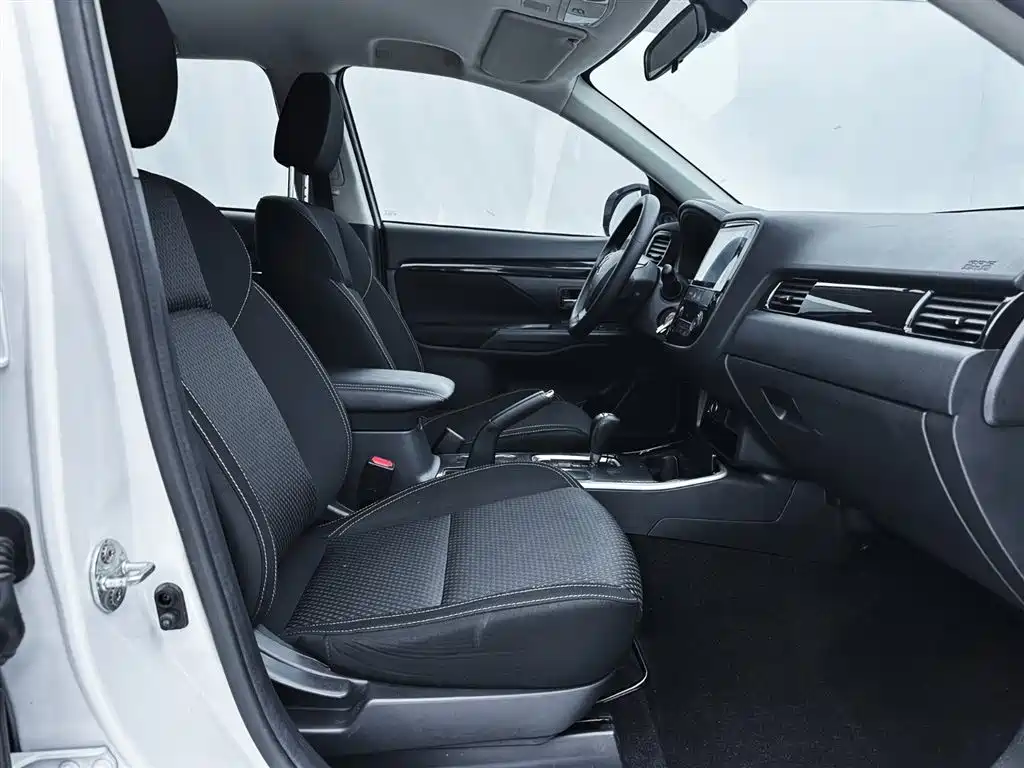 Mitsubishi Outlander 2022 — фото 13