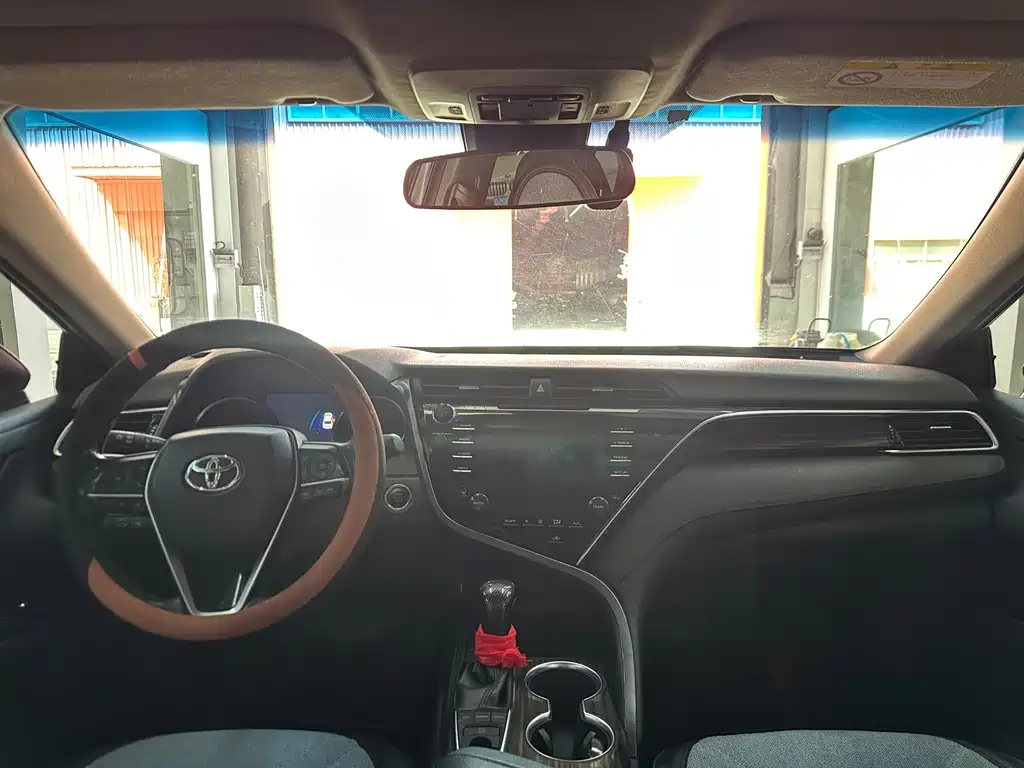 Toyota Camry 2018 — фото 10