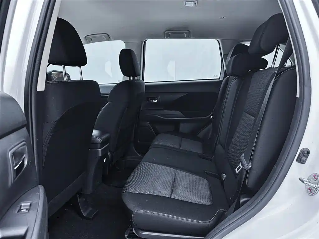 Mitsubishi Outlander 2022 — фото 11