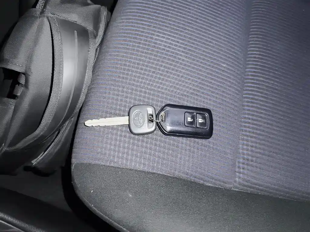 Toyota Yaris L 2015 — фото 9