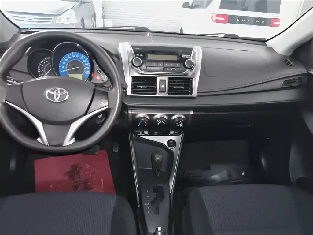 Toyota Yaris L 2015 — фото 13