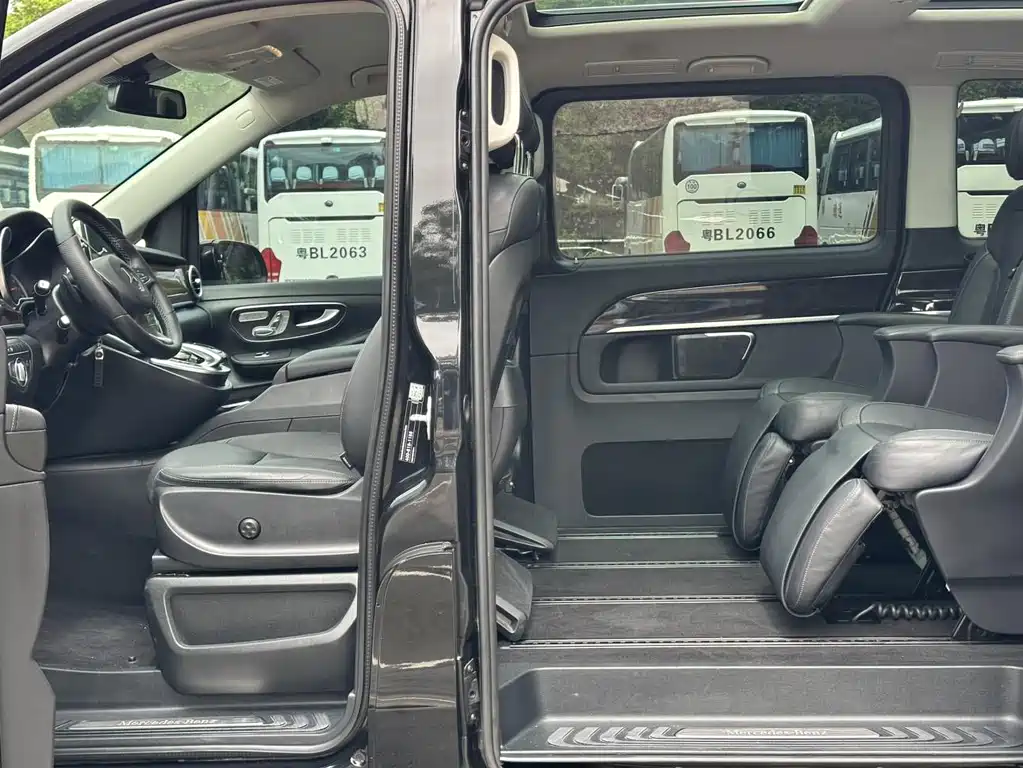 Mercedes-Benz V-Class 2018 — фото 15