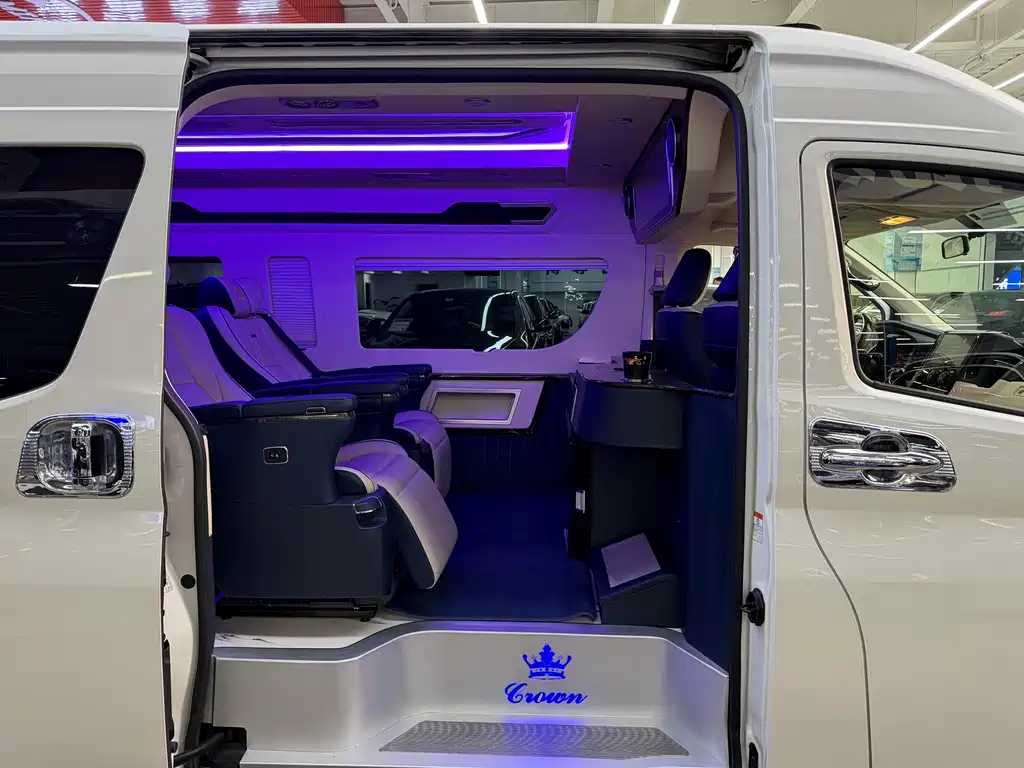 Toyota Hiace 2023 — фото 10