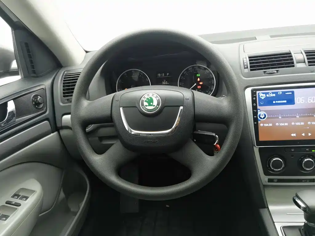 Skoda Octavia 2012 — фото 11