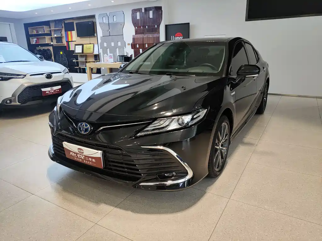 Toyota Camry 2022 — фото 1