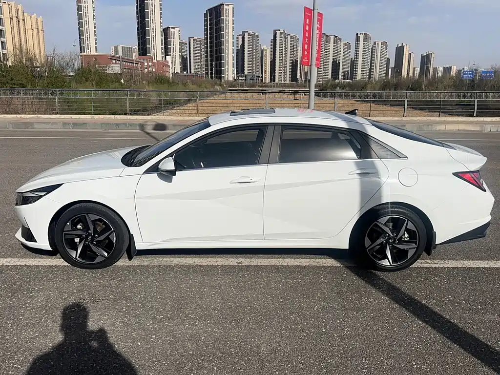 Hyundai Elantra 2022 — фото 10