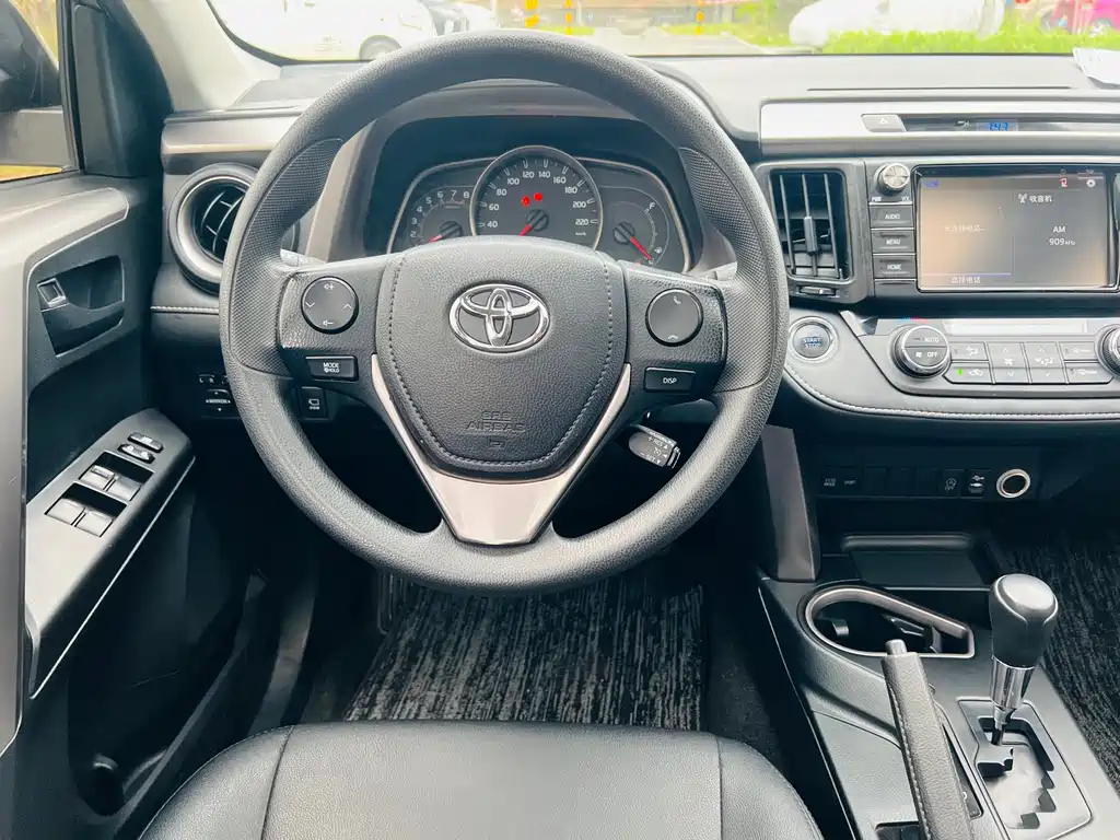 Toyota RAV4 2019 — фото 14