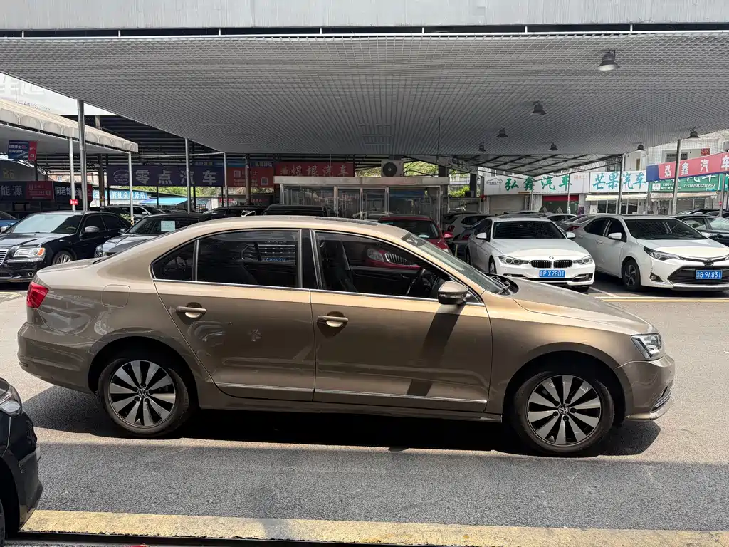 Volkswagen Sagitar 2015