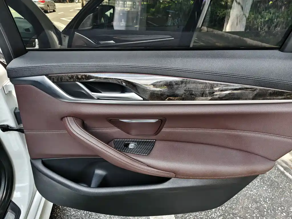BMW 5 Series 2019 — фото 18