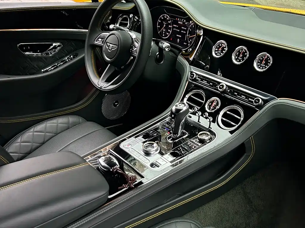 Bentley Continental 2022 — фото 19