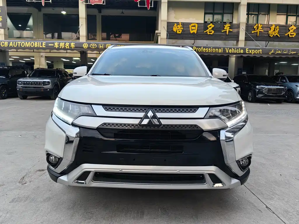 Mitsubishi Outlander 2021 — фото 2
