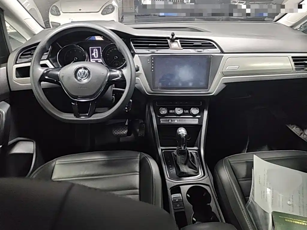 Volkswagen Touran 2017 — фото 10