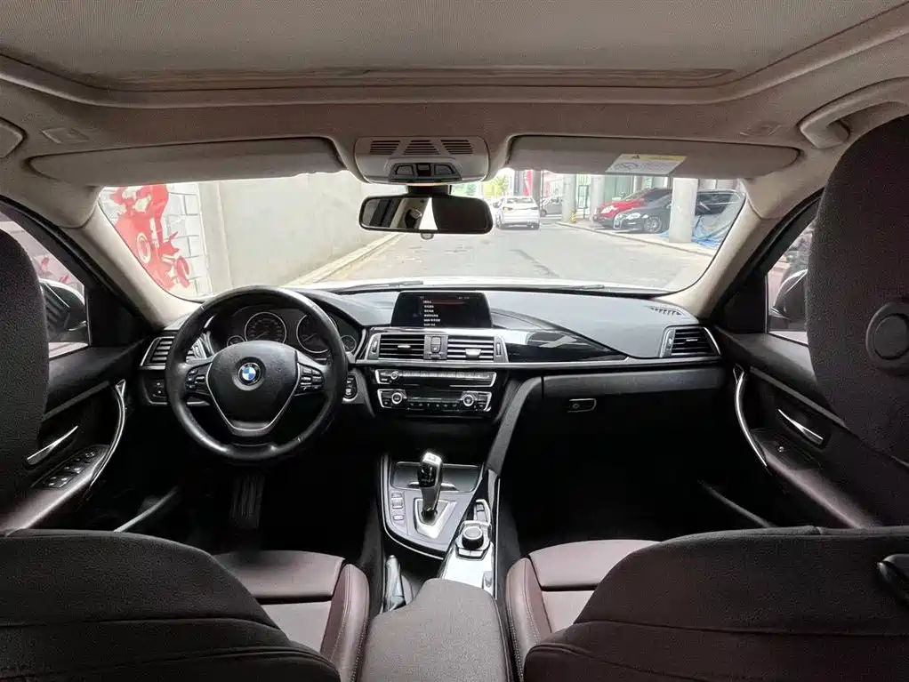 BMW 3 Series 2018 — фото 11