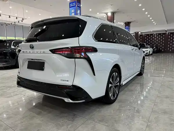 Toyota Granvia 2023