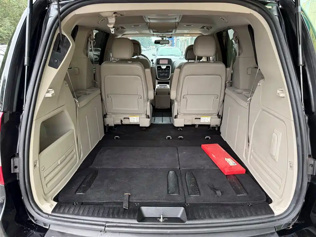 Chrysler Grand Voyager 2015 — фото 10