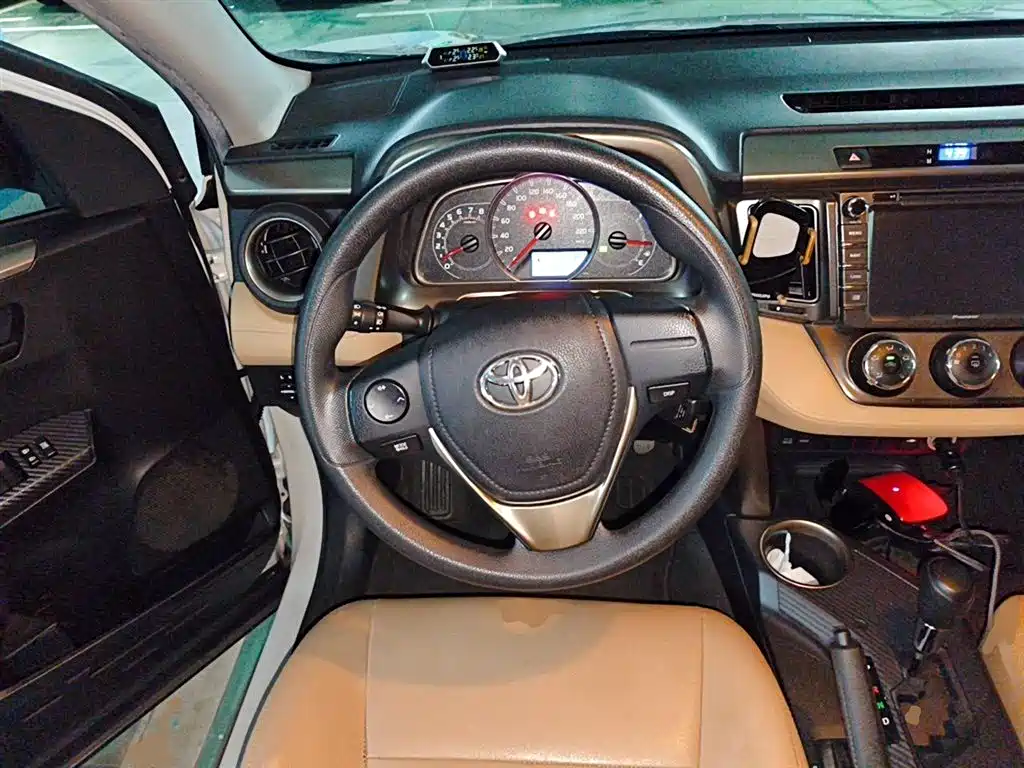 Toyota RAV4 2015 — фото 11