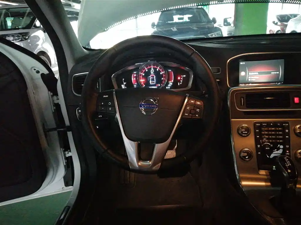 Volvo S60 2016 — фото 11