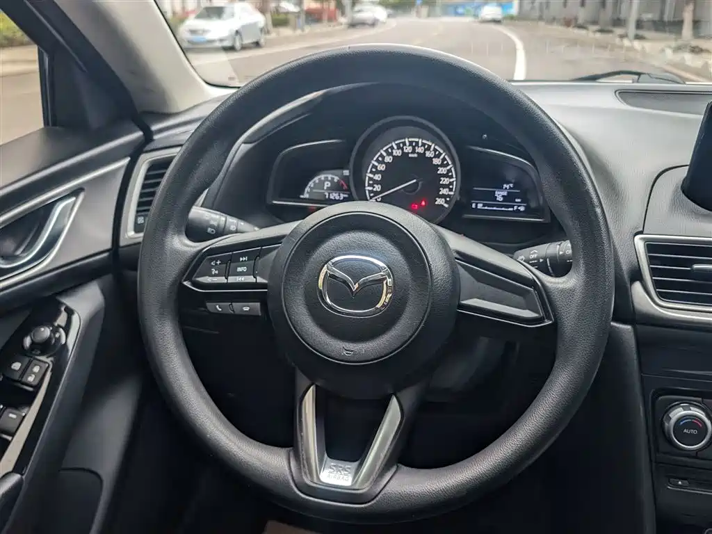 Mazda 3 Axela 2018 — фото 18