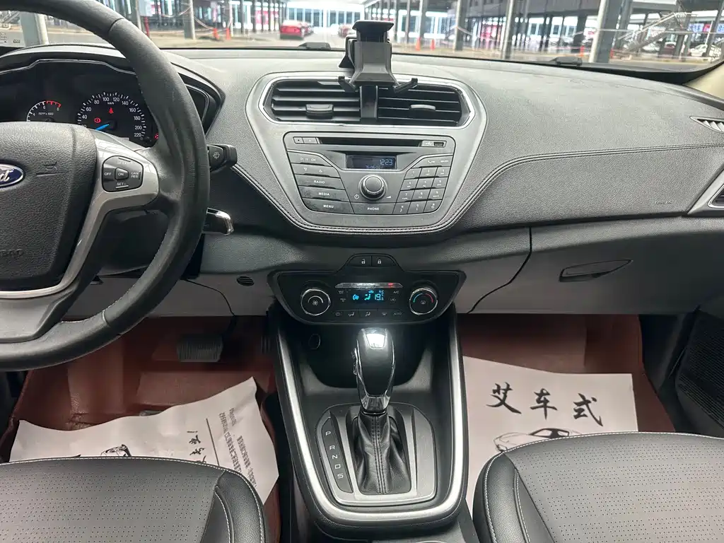 Ford Escort 2015 — фото 13