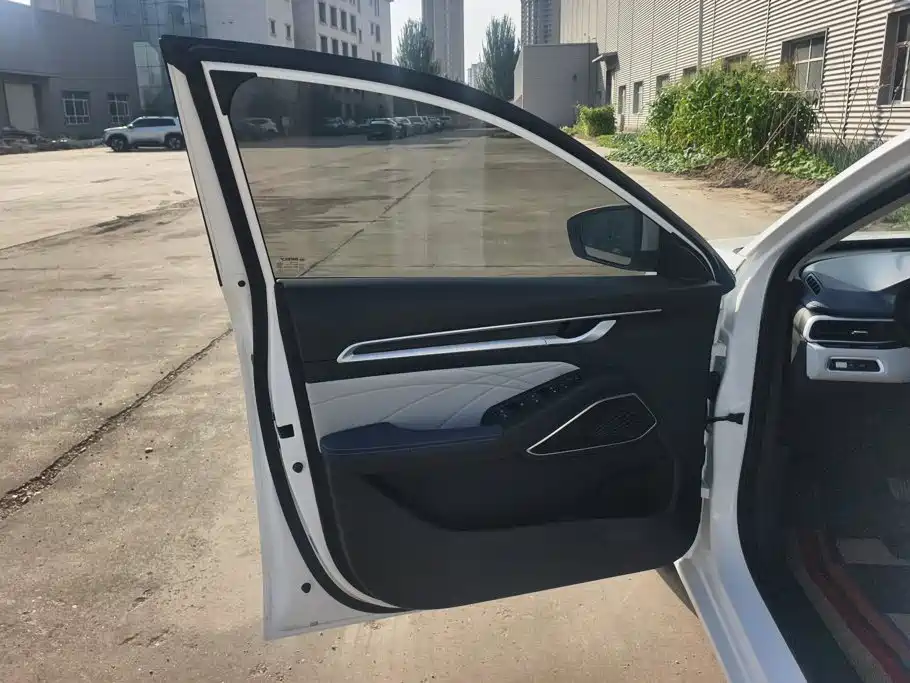 Geely Emgrand 2021