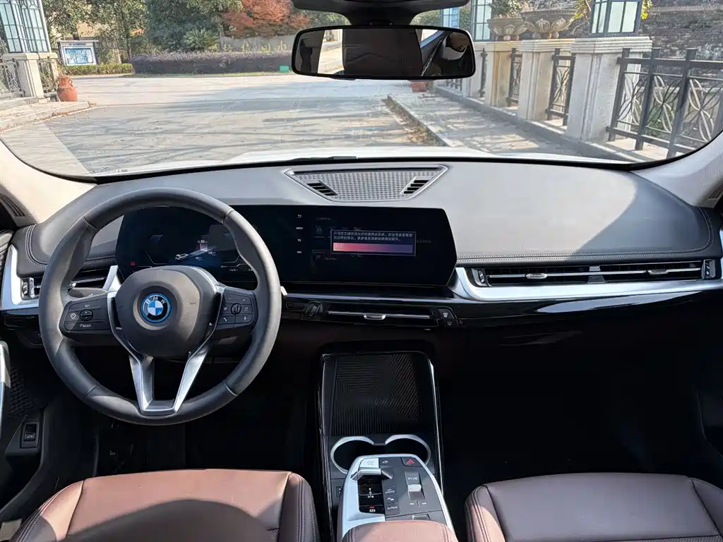 BMW iX1 2025 — фото 10