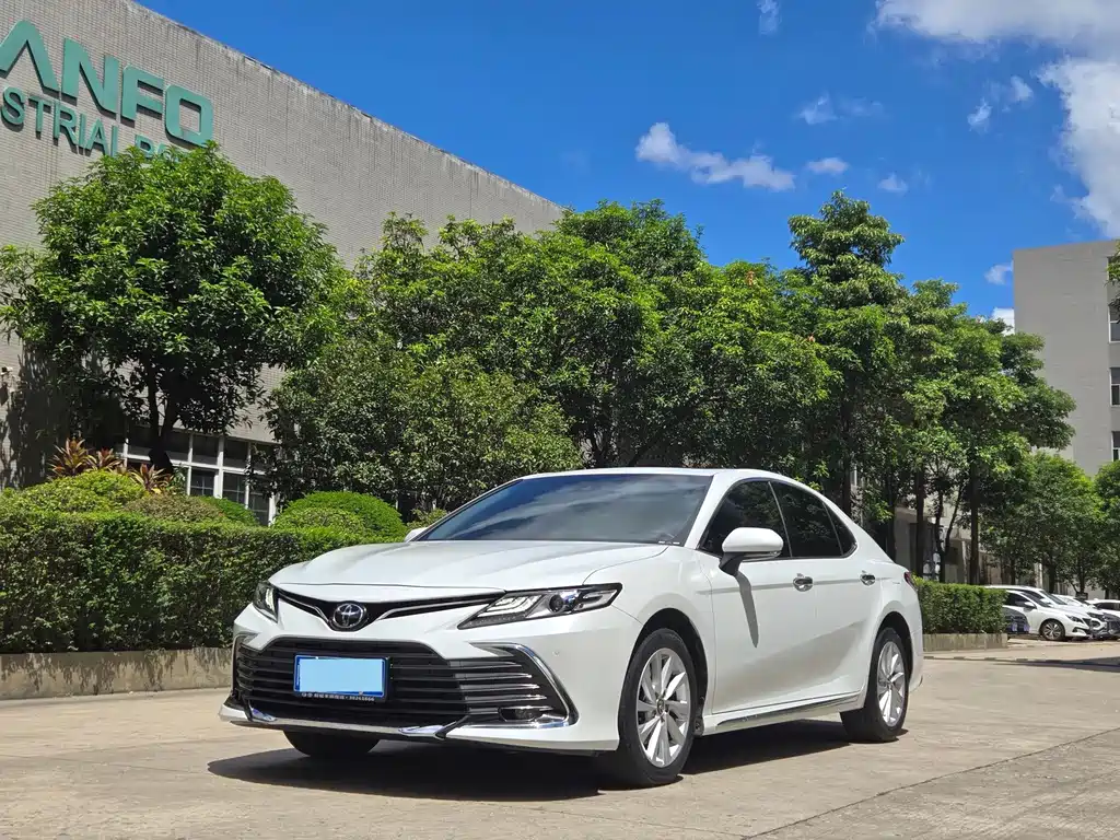 Toyota Camry 2023 — фото 2