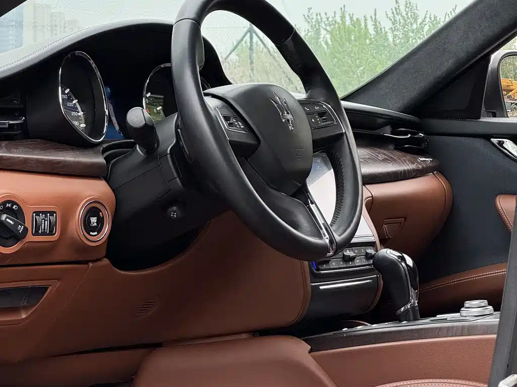 Maserati Quattroporte 2017 — фото 12