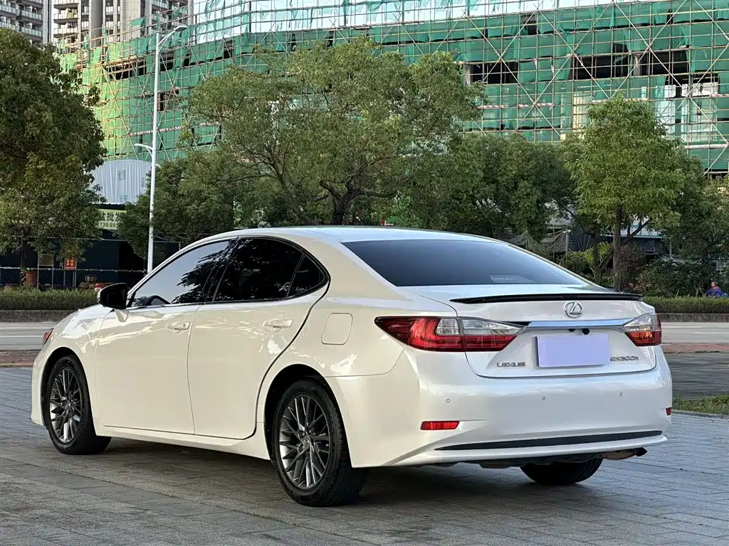 Lexus ES 2018 — фото 7