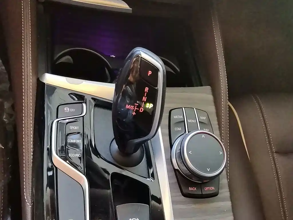 BMW 5 Series 2019 — фото 14