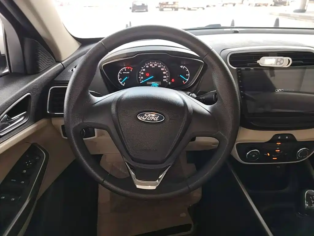 Ford Escort 2018 — фото 11